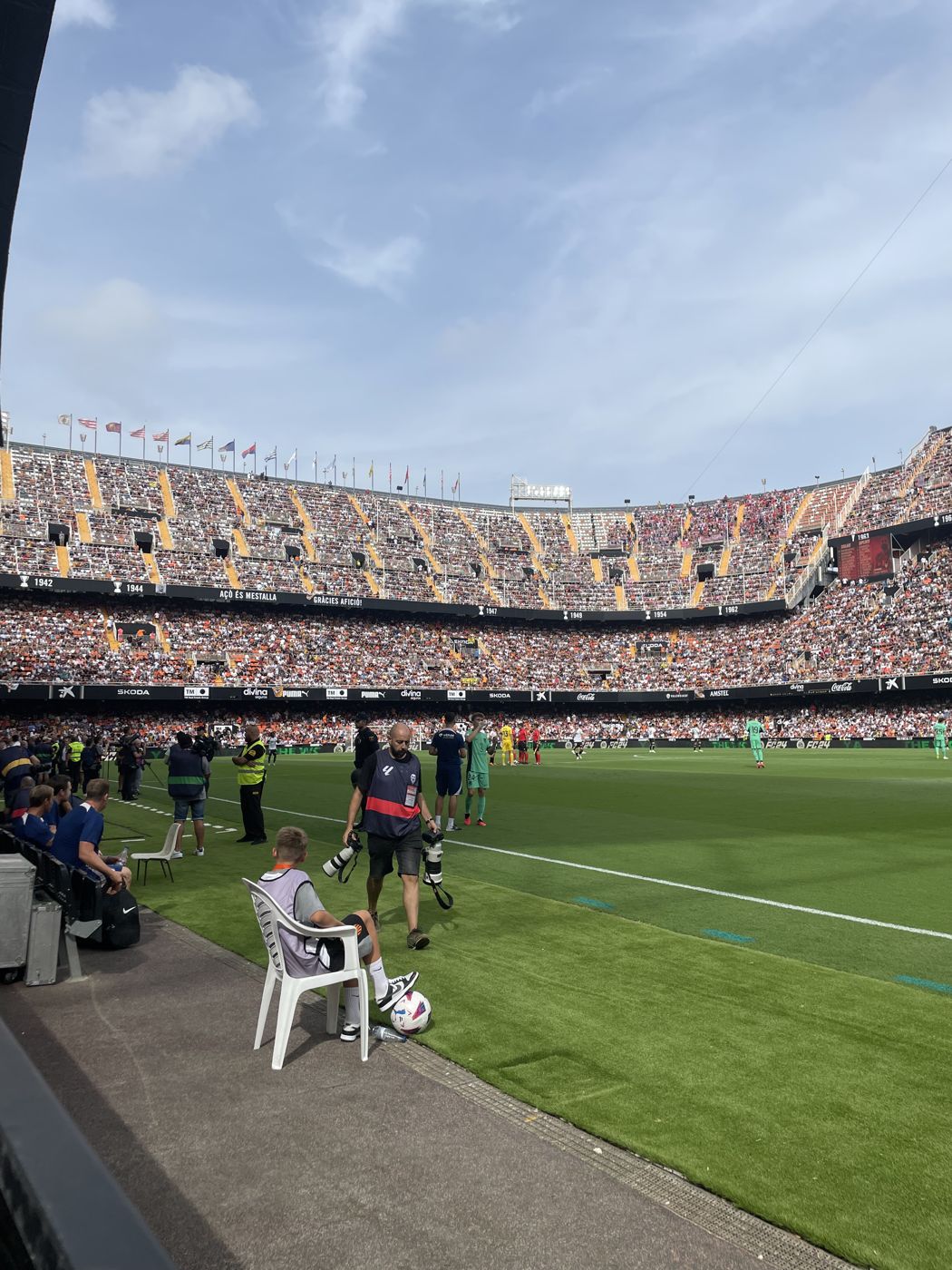 Blick vom Spielfeldrand in ein volles Fußballstadion