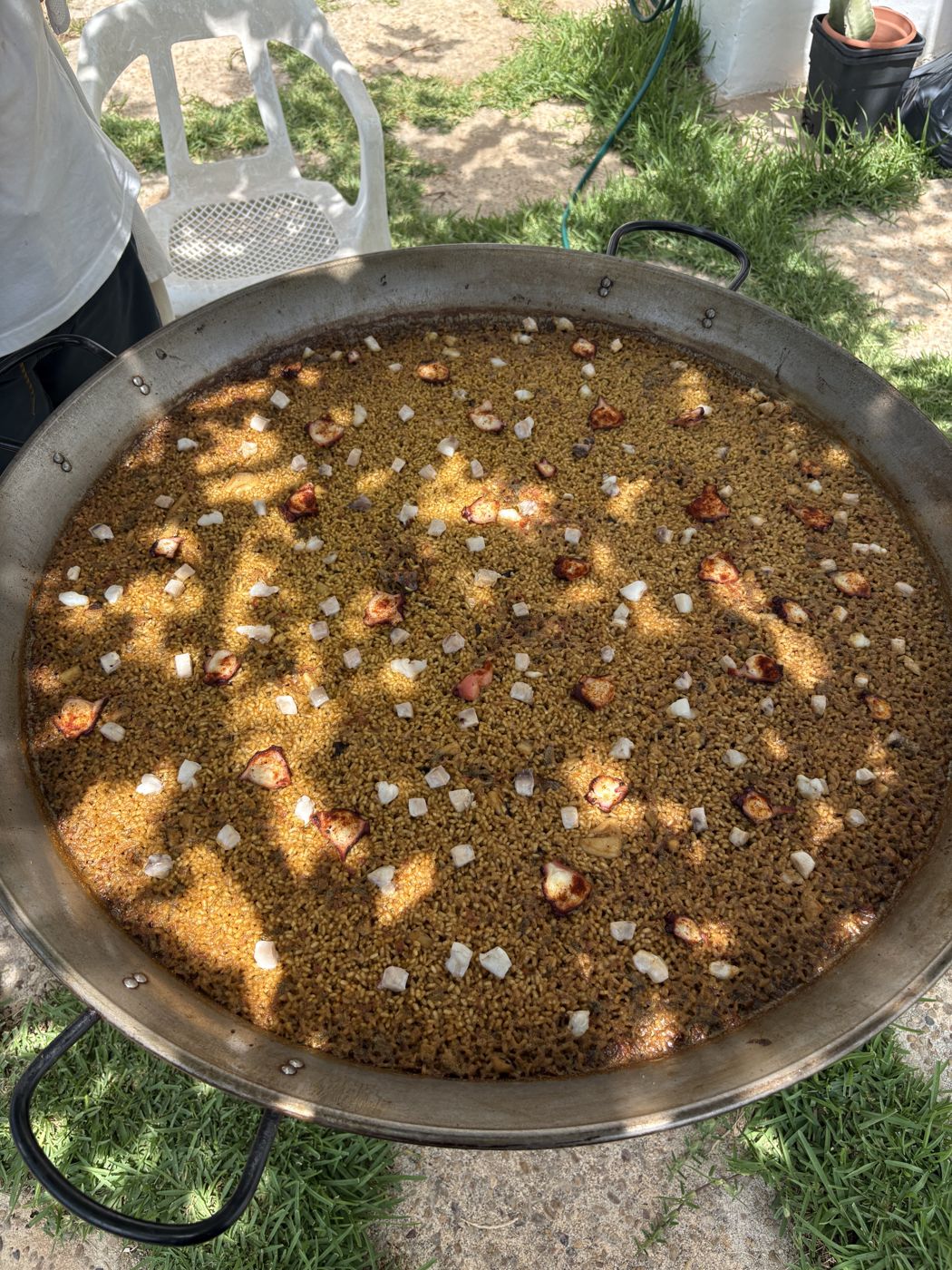 Große Paella-Pfanne im Freien
