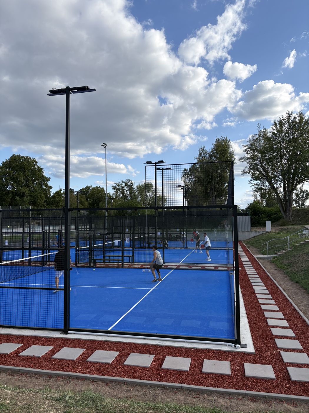 Padel-Courts unter Wolkenhimmel